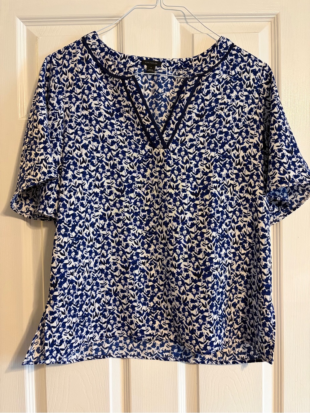 Ann Taylor Split V-Neck Blouse M Blue Navy White Botanical Floral Short Sleeve